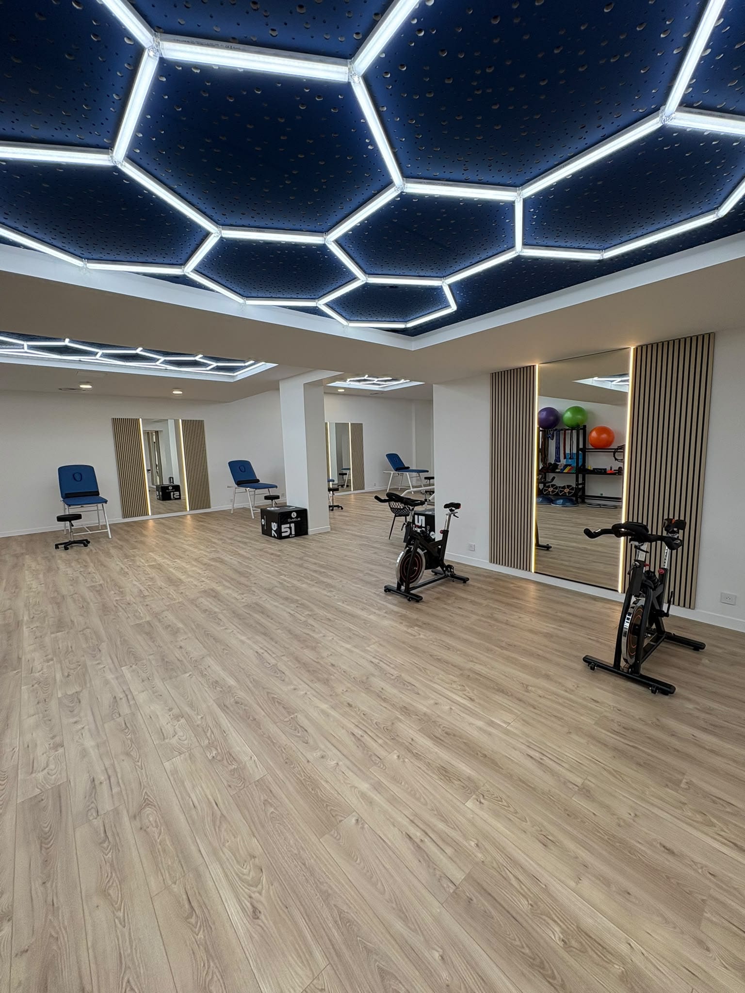 Plateau technique : vélos, tables, miroirs pleine hauteur